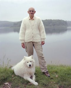 Man with white dog hair cardigan, and his Samoyed dog. erwanfichou.org